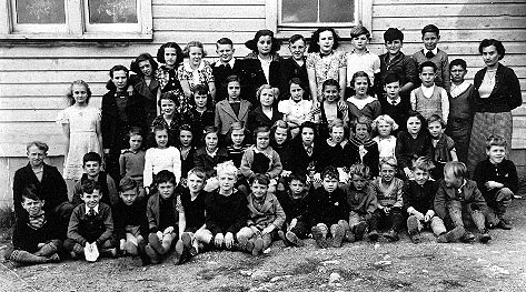 Class picture from Barriefield, S.S. No.1 Pittsburg Township, 1939-1940